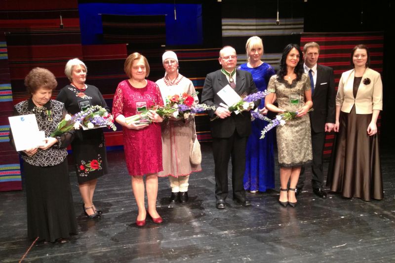 Pärast kätlemistseremooniat kogunesid autasustatud ühispildi tegemiseks teatrisaali lavale. Pildil on Ere Raag (vasakult), Eda Veeroja, Kaidi Järvpõld, Külli Eichenbaum, Väino Repp, Anneli Roosmäe, Angela Järvpõld, Andres Kõiv ja Mailis Koger.  FOTO: VÕRUMAA TEATAJA