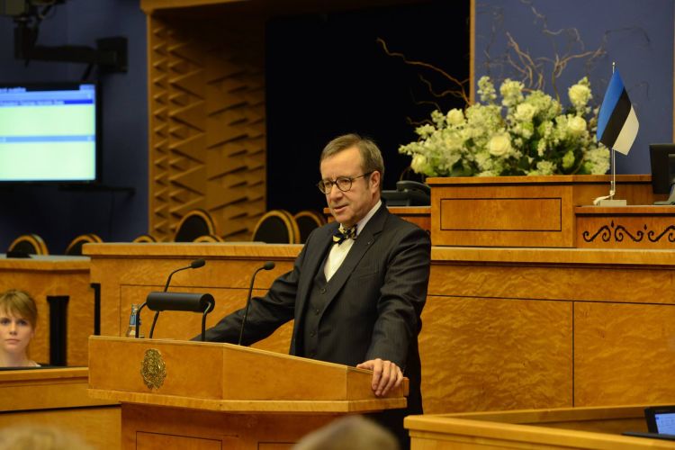 President Toomas Hendrik Ilves esitas avakõnes oma soovitused uuele Riigikogu koosseisule. „Palun võtke elu pärisprobleemid ükshaaval ette ja otsige neile kõikide arvamust austades parimat lahendust. Selleks tuleb mu meelest senisest rohkem kuulata ja seejärel rohkem rääkida. Tuleb tuua erinevad huvid ja arusaamad siia, Riigikogu saali. Rahvaesindajaist ja nende valijaist lugupidavasse vaidlusesse. Tuleb väidelda, tuleb olla täpselt kursis valitsuse tegevusega, vajadusel küsida, ja teha kriitikat. Ikka nii nagu küpses riigis kohane, näidates, kuidas saaks paremini.“ ütles president. FOTO: Riigikogu