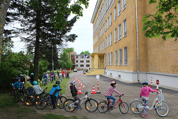 Lapsed reas oma eksamikorda ootamas.	   Foto: AIGAR NAGEL