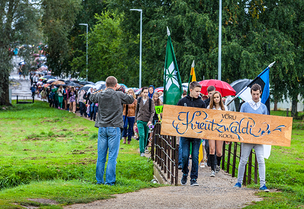 Kreutzwaldi kooli õpilased kooliaasta avarongkäigus. Foto: ANDREI JAVNAŠAN