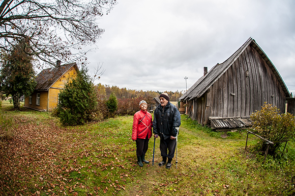 Ilse Kalda ja Uno Kalda Mäe talu õuel.       Foto: ANDREI JAVNAŠAN