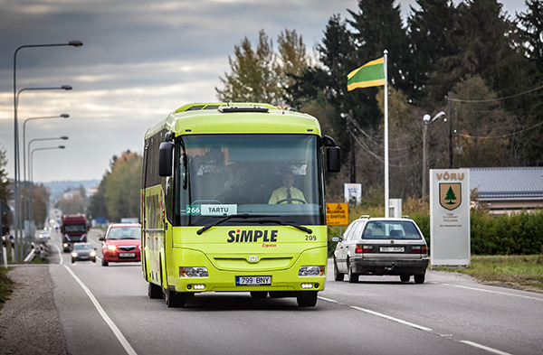 Eile kell 9.35 võis Aivar Zahkna uut rõõmuskollast bussi näha Võru linna piiril Tartu poole sõitmas.  Foto: ANDREI JAVNAŠAN