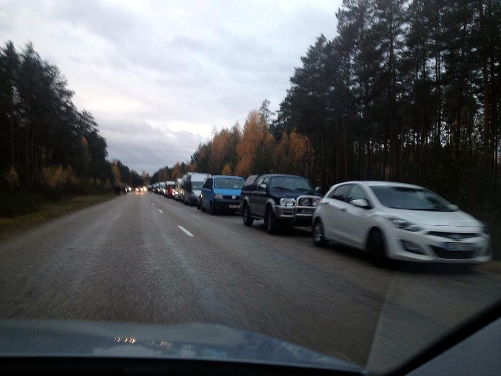 Oma koha ootel olevate autode rivi pikkus on tublisti üle kilomeetri FOTO: VT