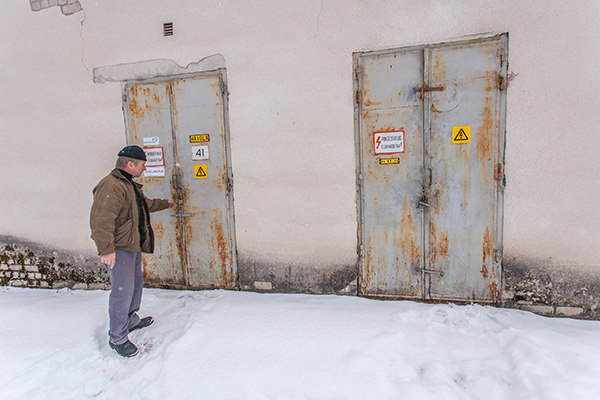 Eile ennelõunal ütles  alajaama juures askeldanud haigla töötaja Einar, et neljapäevane voolukatkestus kestis 36 minutit ja töötamast lakkasid uksed, liftid, seadmed … Tööle pandi elektrigeneraatorid, mis asuvad haigla erinevatel korrustel.  Tekst ja foto: ANDREI JAVNAŠAN