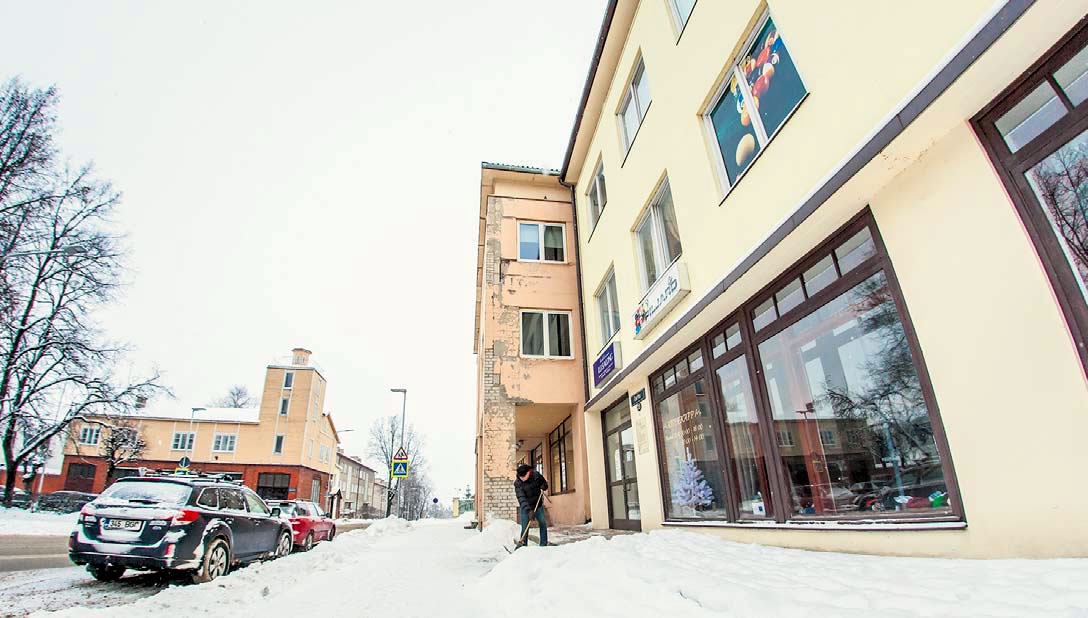 Linnasüdames kuuluvad Ülo Luhametsale kolmekorruseline kollane hoone Tartu 23 (pildil paremal) ja Seminari-Tartu tänava nurgale jääv endine tuletõrjehoone (pildil taamal vasakul). Fotod: ANDREI JAVNAŠAN