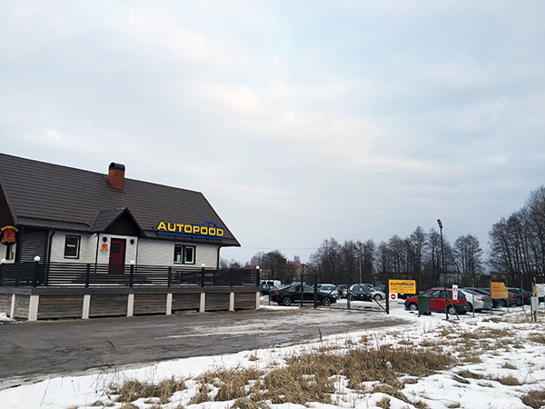 Võrus Tallinna maanteel asuv OÜ Võru Autopood müüb kuus keskmiselt 15–20 kasutatud  sõidukit. Foto: KADI ANNOM