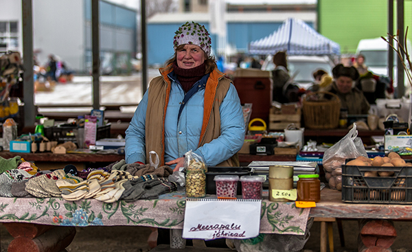 Helvi oma rikkaliku valikuga leti taga.      Foto: ANDREI JAVNAŠAN/FOTOSFERA