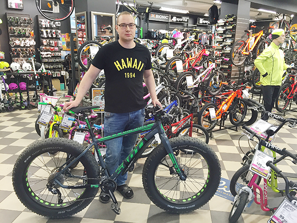 Hawaii Expressi Võru poe juhataja Auno Allas demonstreerib uut trendi - fatbike. Rattaga saab sõita nii jääl, lumel,  poris, maastikul  kui ka linnas. Foto: KADI ANNOM