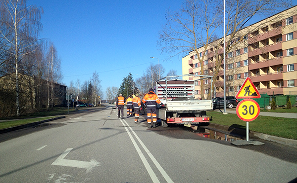 Löökaukude lappimine Luha tänaval juhatas sisse tänavused Võru linna teetööd. Soodsa naftahinna tõttu on teedeehituse maht tänavu varasemast suurem.  Foto: VÕRUMAA TEATAJA