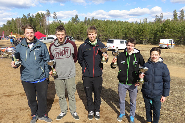 Viis Sõmerpalu motoklubi Vilaski esikohavõitjat. Elary Talu (vasakult, E-3), Aigar Leok (E-2), Martin Leok (enduuro), Jan Jakobson (E-1), Allar Pent (85 cm3).                 Foto: SÕMERPALU MOTOKLUBI