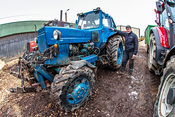 Rivo Liibert  35aastase traktori  juures. Foto: FOTOSFERA / ANDREI JAVNAŠAN