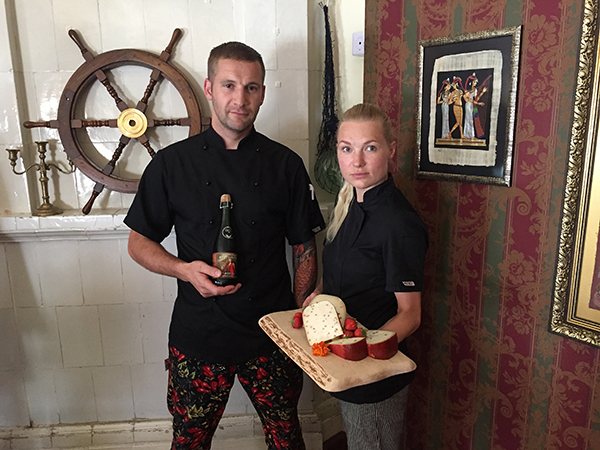 Katri ja Ragnar esitlevad reedel 20 aasta juubelit tähistavas pubis Õlle 17 Võrumaalt Kolotsi talust pärit juustu ning Tori Jõesuu siidri- ja veinitalu siidrit.  Foto: KADI ANNOM