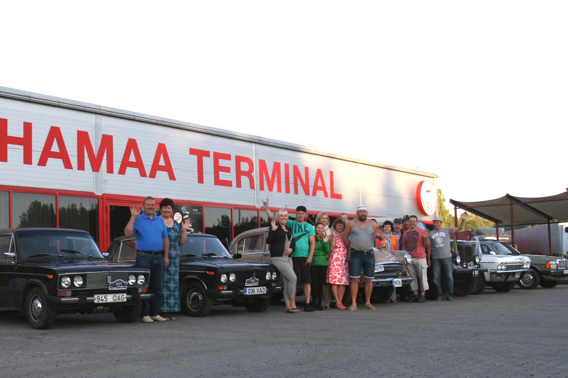 Luhamaa terminali ees eile hommikul kell 5.30. Autoklubi liikmed võtavad ette pika reisi Venemaa kaudu Soome. FOTO: GREGOR SALUVEER