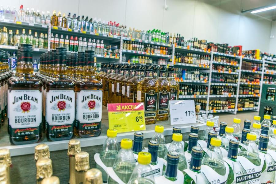 Cesu õlle pooleliitrine pudel maksab 0.55 eurot. Absolut vodga 0,7 liitrine pudel on 9.99 eurot, Royal viski 0.7 liitrine pudel aga 6.99. FOTO: Andrei Javnašan Võrumaa Teataja