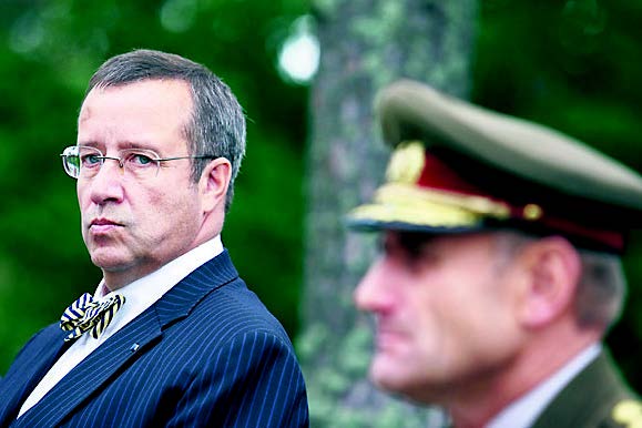 President Toomas Hendrik Ilves ja kaitseväe juhataja Ants Laaneots eilsel Kuperjanovi pataljoni hoonete sisseõnnistamisel. FOTO: VT