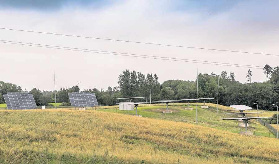Võrumaal võib päikeseenergia tootmise üheks pioneeriks pidada Viido Polikarpust, kelle Kurenurme päikesepark oli mitu aastat hädas elektrivõrku ühendamisega. Päikesepark alustas siiski tööd eelmisel kevadel. Nüüd plaanib mees rajada koos teadlastega päikeseelektrijaama juurde katsebaasi, et uurida päikese- ja tuuleenergia kasutamise võimalusi. Fotod: FOTOSFERA / ANDREI JAVNAŠAN