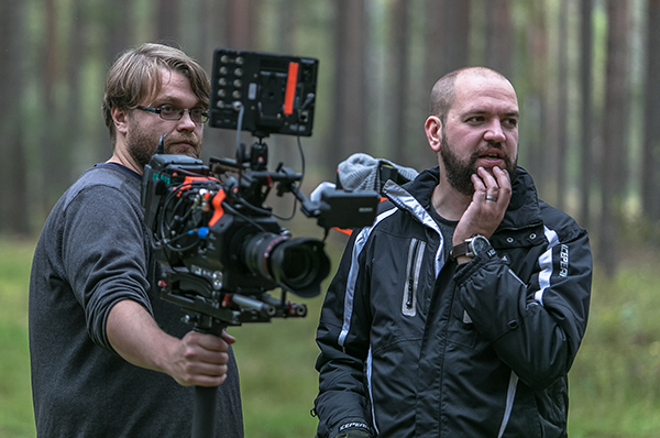 Seriaali  „Vabad  mehed”  operaator  Hans Ulman  (vasakul) ja  režissöör  Martin Korjus  laupäeval  võtteplatsil. Foto: FOTOSFERA / ANDEI JAVNAŠAN
