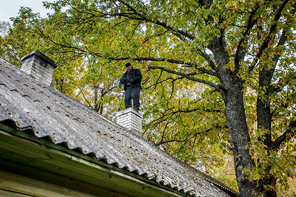 Urmas Hiielaan tööposti otsas. Foto: ANDREI JAVNAŠAN