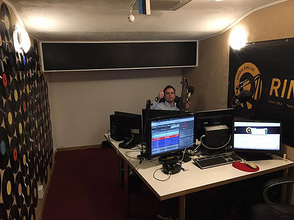 Raadio Ring FM hommikuprogrammi saatejuht Ingemar Eller Tallinna stuudios.    Foto: ERAKOGU