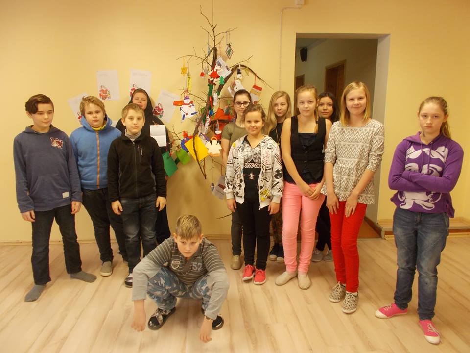 Kauksi Põhikooli Euroopa jõulupuu ja õpilased FOTO: Põlva Maavalitsus