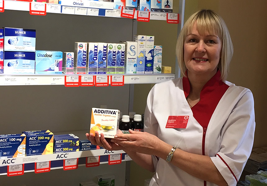 Võru polikliiniku Südameapteegi proviisor-juhataja Marina Tõlgo kiidab teiste käsimüügiravimite seas näiteks Additiva kuumi jooke. Foto: KADI ANNOM