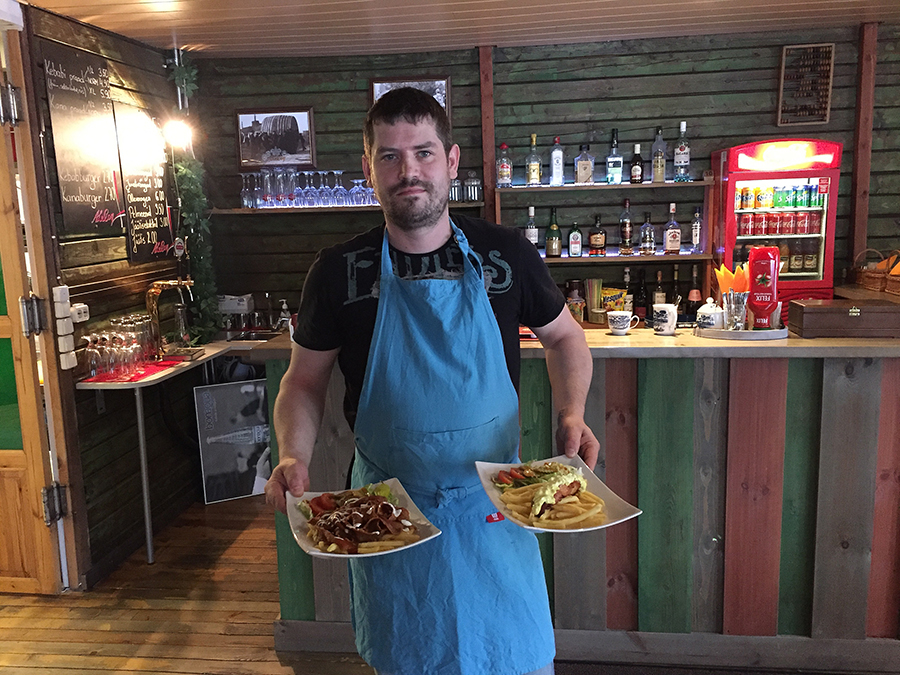 Kebab Tarõ esindaja Raivo Sikk esitlemas klientide lemmikuid, kebabilihapraadi ja kanavarrast karriga. Teravamate maitsete austajatele pakutakse juurde Tabascot. Foto: KADI ANNOM