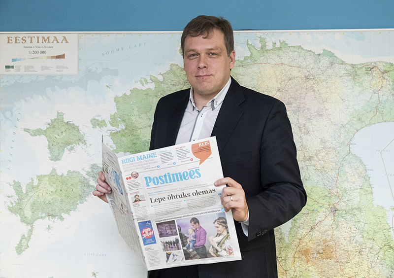 Postimehe peatoimetaja Lauri Hussar kinnitab, et paberlehe lugejate arv on võrreldes aastataguse ajaga tõusnud, ohtu, et kogu sisu vaid online’i kandub, nähtavas tulevikus pole.  Foto: MIHKEL MARIPUU/POSTIMEES