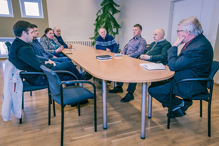 Vallajuhid eile hommikul Võru vallas. Juris Juhansoo (Lasva, vasakult), Kalmer Puusepp (Võru), Riina Sabalisk (Orava), Ilmar Ploom (Orava), Aare Hollo (Sõmerpalu), Priit Süüden (Võru), Georg Ruuda (Võru) ning allakirjutanu. Foto: ANDREI JAVNAŠAN