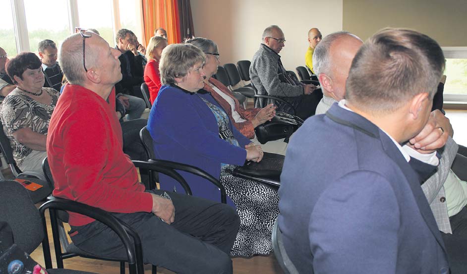 21. juunil Võru vallamaja saalis toimunud fiiberoptilise sidekaabli võrguga liitumise infopäevale kogunesid omavalitsuste ja külade esindajad. Foto: LIANA ALLAS