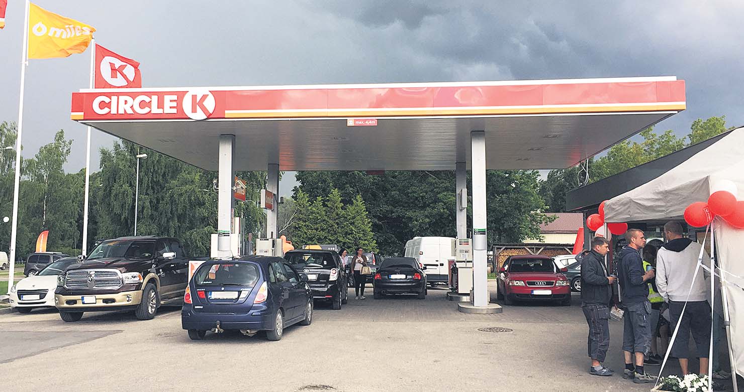 Teisipäevane Pika tänava Circle K teenindusjaama avamisüritus osutus hoolimata heitlikust ilmast väga populaarseks. Sel päeval külastas jaama kümme korda rohkem kliente kui tavapäevadel. Täna avatakse ametlikult Circle K Jüri tänava teenindusjaam. FOTO: Kadi Annom