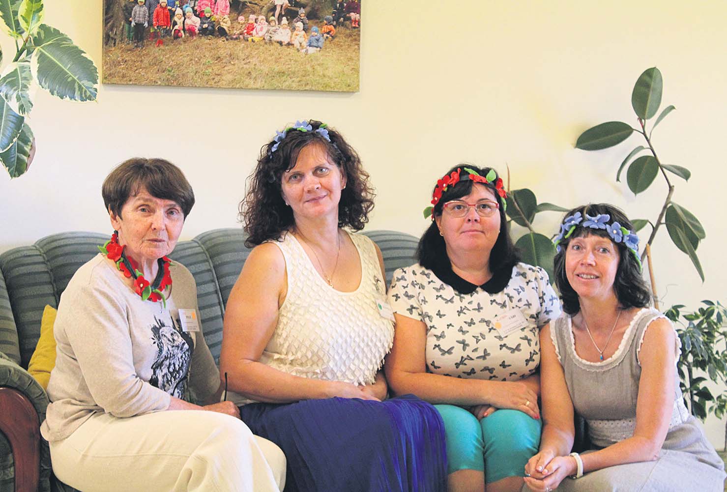 Üks killuke 26. seminari korraldusmeeskonnast. Vasakult Liili Pille, Inge Järvpõld, Katrin Vähi ja Ester Peterson. Pildilt on puudu meeskonna liikmed Maret Melts, Tiia Must, Aivar Koger, Heli Parmasson, Piia Narvik. Kokkutuleku korraldamisele aitas kaasa terve Pargihaldja lasteaia pere. Fotod: AIGAR NAGEL