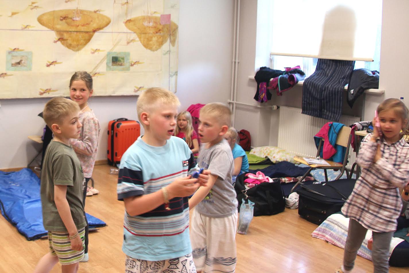 Võrumaa laulu- ja tantsupeolised on eluoluga Tallinna reaalkoolis rahul, proovide vahele jäävat vaba aega veedavad lapsed koolimajas või käiakse linna uudistamas. Valmis ollakse ka pühapäeval toimuvaks rongkäiguks. Fotod: GREGOR SALUVEER