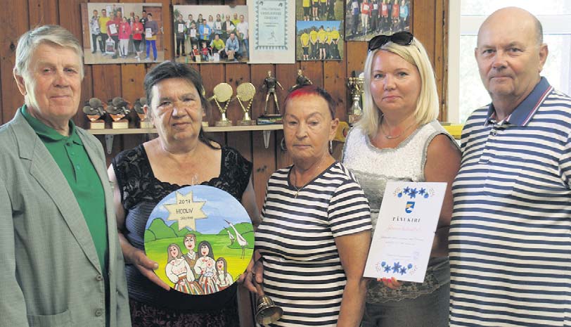 Järvere külaseltsi ja juhatuse liikmed üleeile keskpäeval seltsimajas koos Maapäevalt saadud autasudega. Tõnu Vaask (vasakult), Maret Jaakson, Valli Lukin, Kaie Tammik ja Jüri Lukin. Foto: VÕRUMAA TEATADA