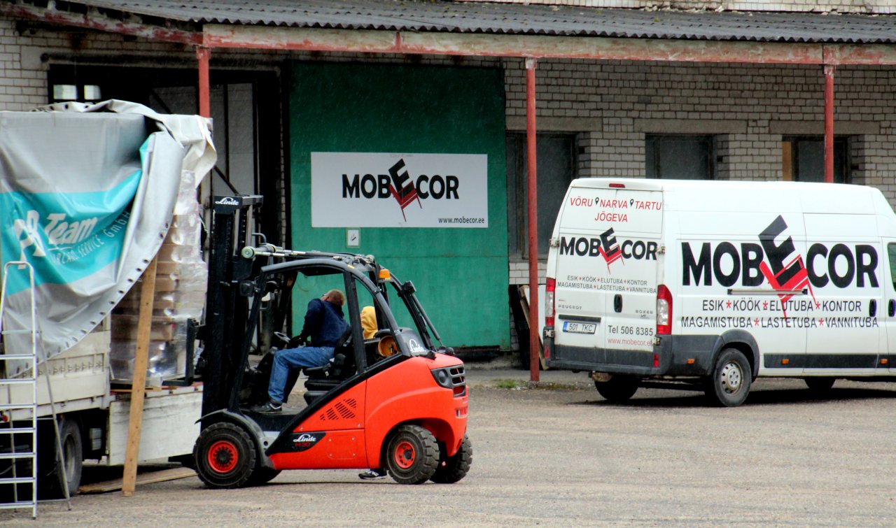 Kaubalaadimine lattu, et see sealt edasi kliendile toimetada. Mobecori mööblipoest saab kaupa tellida igasse Eestimaa nurka.  FOTO: Aigar Nagel