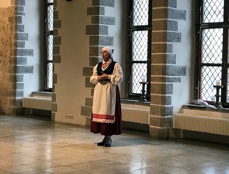 Maire Udras üleeile Tallinna raekojas kõrget tunnustust vastu võtmas. Foto: KADRI TIIS
