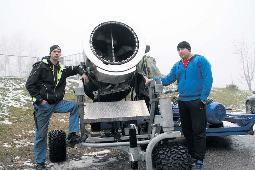 Haanja rajameistrid Priit Küppar (vasakul) ja Andri Raat lumekahuriga Super PoleCat Snowmaker. Haanja rajameistrid Priit Küppar (vasakul) ja Andri Raat lumekahuriga Super PoleCat Snowmaker.