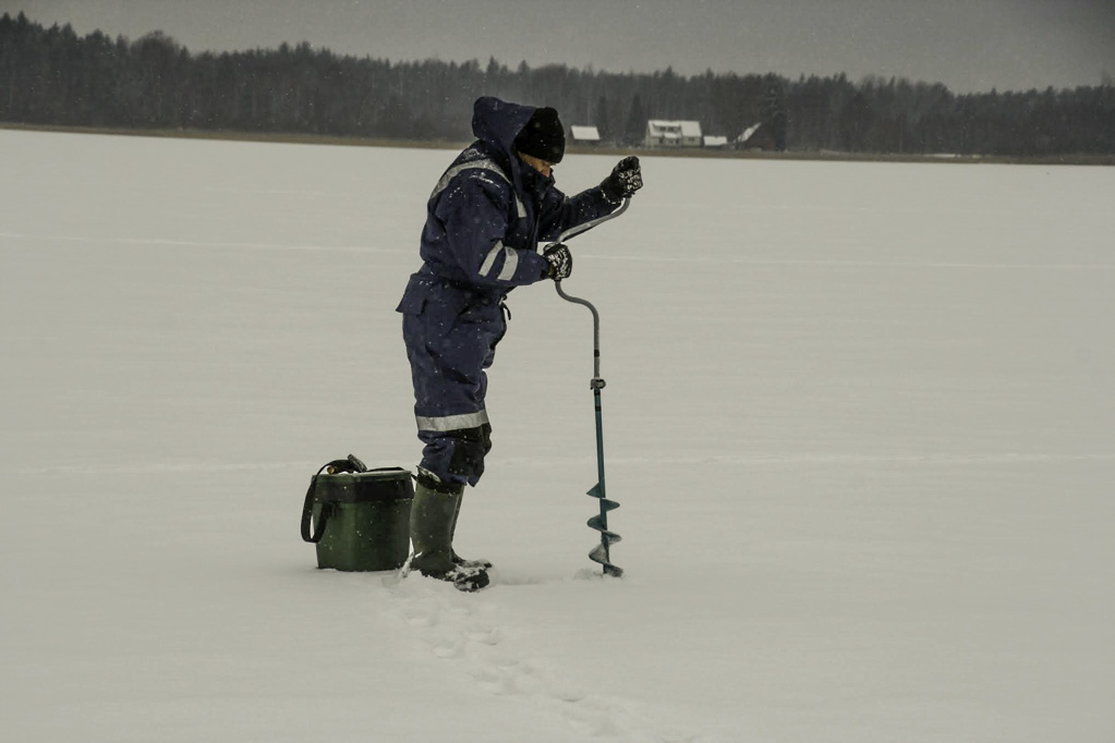Kalamees Aleksander Korraliku puuriga saab augu läbi jää ainult mõne sekundiga. Kalamees Aleksander Korraliku puuriga saab augu läbi jää ainult mõne sekundiga.