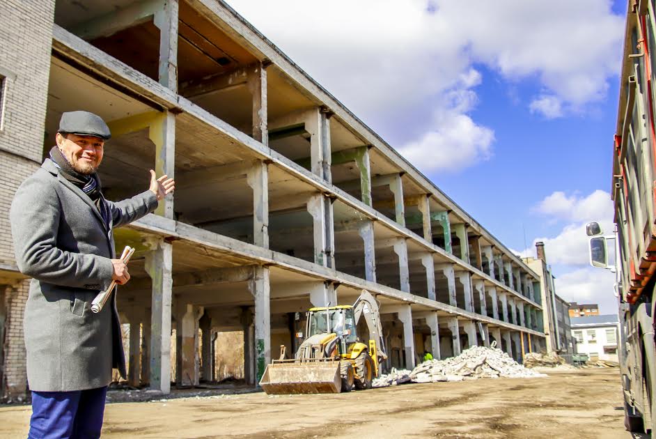 Ajalooline hetk või Võru linna uus kaanefoto? Endistest tehaseruumidest saab nüüdisaegne 68 korteriga elamu. Kuusiku sõnul valmivad esimesed näidiskorterid juba jaanipäevaks. Foto: AIGAR NAGEL