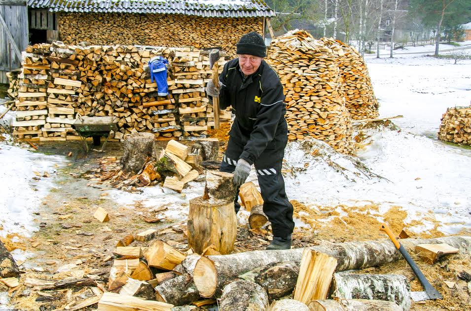 Eesti piiri ja Ape vahel elav põline lätlane Andris ütles Võrumaa Teatajale antud intervjuus, et tema sai oma puud ostetud enne hinnatõusu. Praeguste puude eest maksis ta märtsi alguses 20 eurot ruumimeetri eest. Foto: HELERI LAKUR