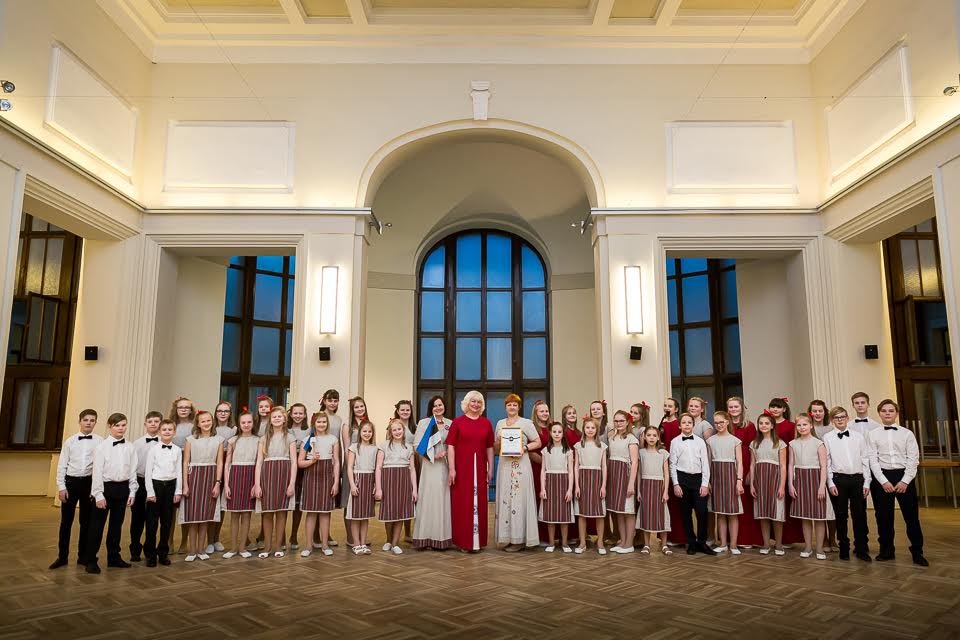 Võru muusikakooli lastekoor Ritsik on esinenud väga edukalt rahvusvahelistel koorifestivalidel. Seekord osales koor Gdanski linnas ja tuli konkursilt tagasi kulddiplomi vääriliselt. Foto: TÕNIS ANTON