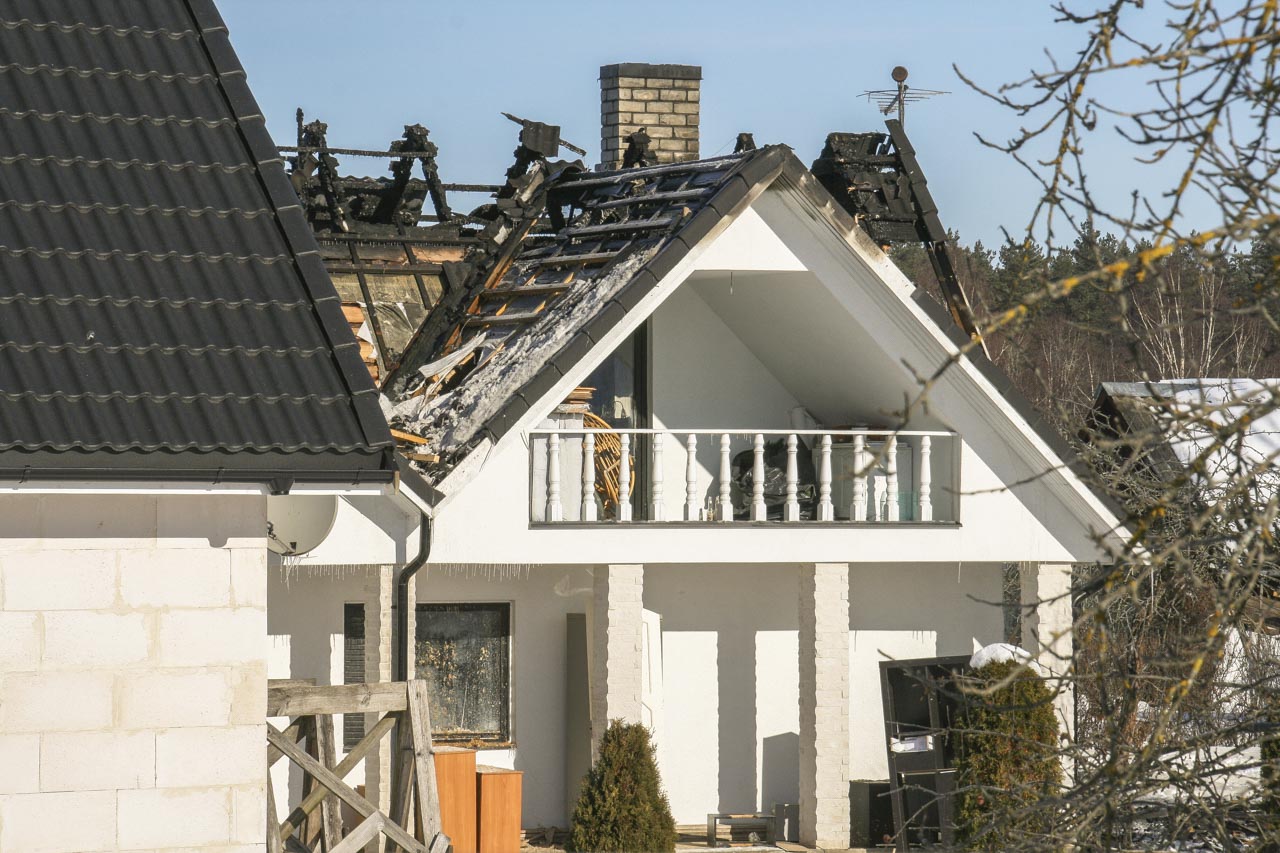 Pühapäeva hilisõhtul sai häirekeskus äreva teate tulekahjust Pappjärve tänaval Kose alevikus Võru vallas, kui perepoeg avastas, et maja teine korrus oli suitsu täis. Päästjate kohale jõudes põles maja teine korrus. Fotod: HELERI LAKUR