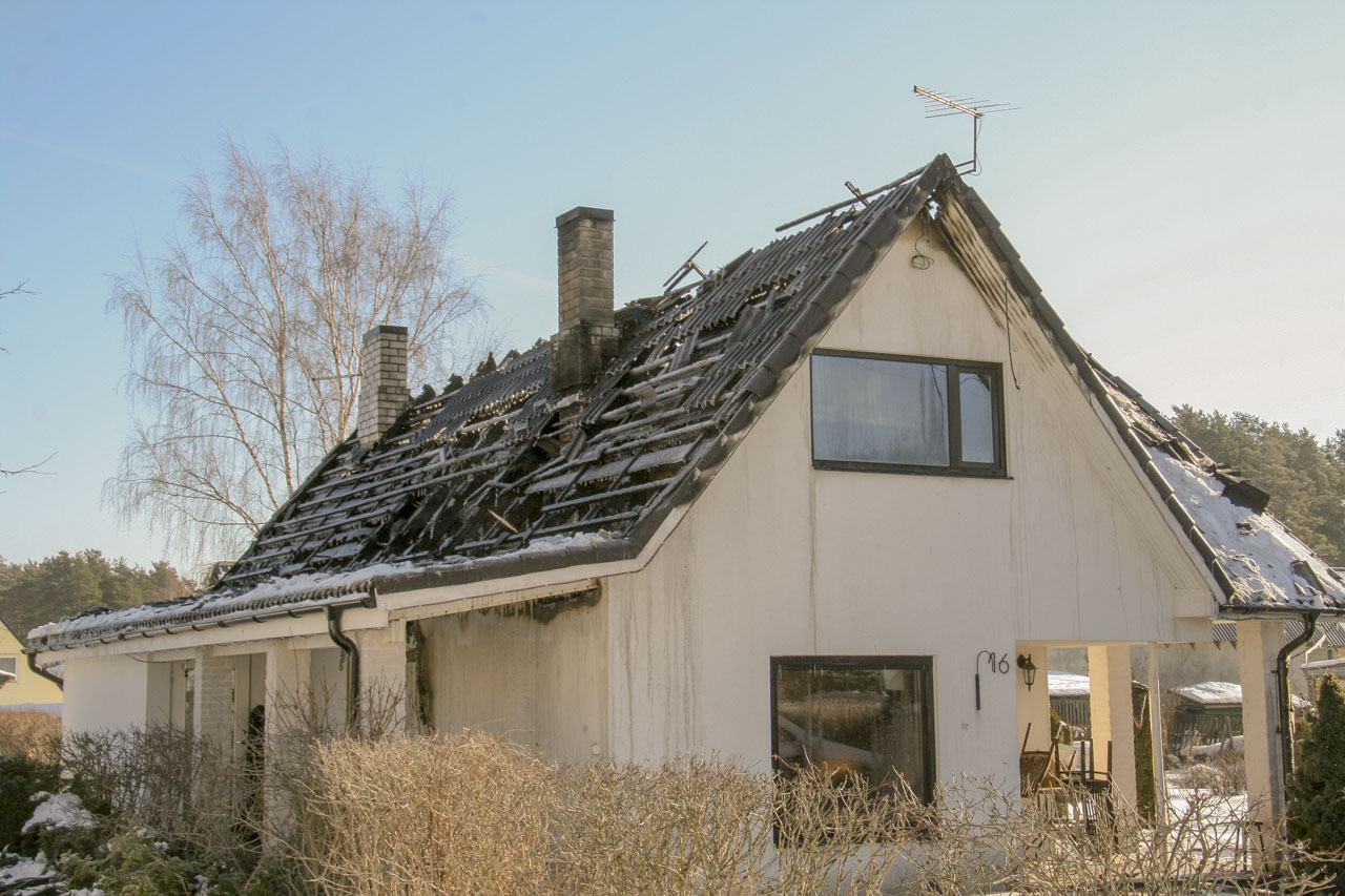 Pühapäeva hilisõhtul sai häirekeskus äreva teate tulekahjust Pappjärve tänaval Kose alevikus Võru vallas, kui perepoeg avastas, et maja teine korrus oli suitsu täis. Päästjate kohale jõudes põles maja teine korrus. Fotod: HELERI LAKUR