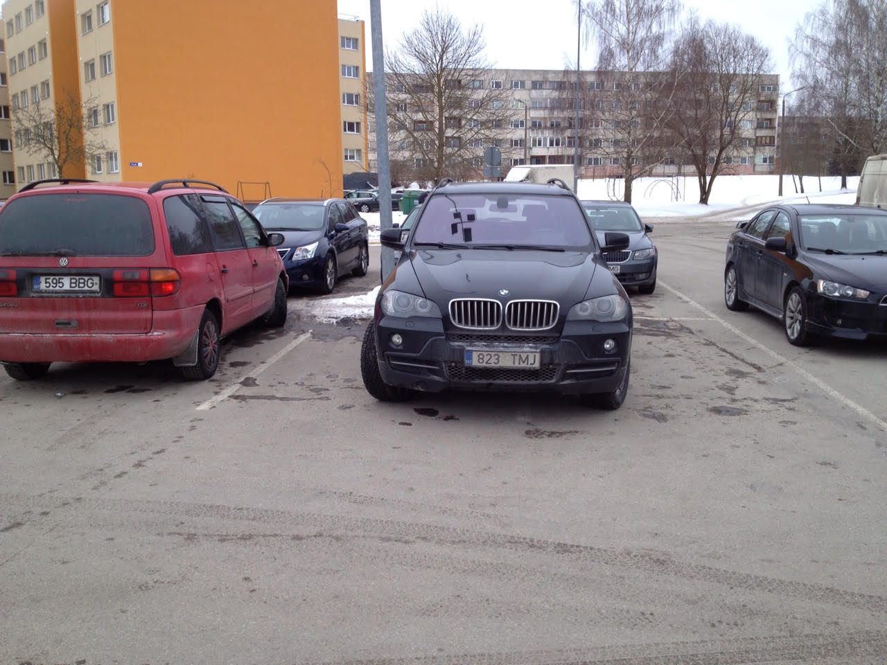 Reedel, 2. märtsil kella 12.30 paiku laiutasid džiibiomanikud Maxima juures nagu telesaates „Võimalik vaid Venemaal!”. Üks läks, teine tuli! Fotod: VÕRUMAA TEATAJA LUGEJA