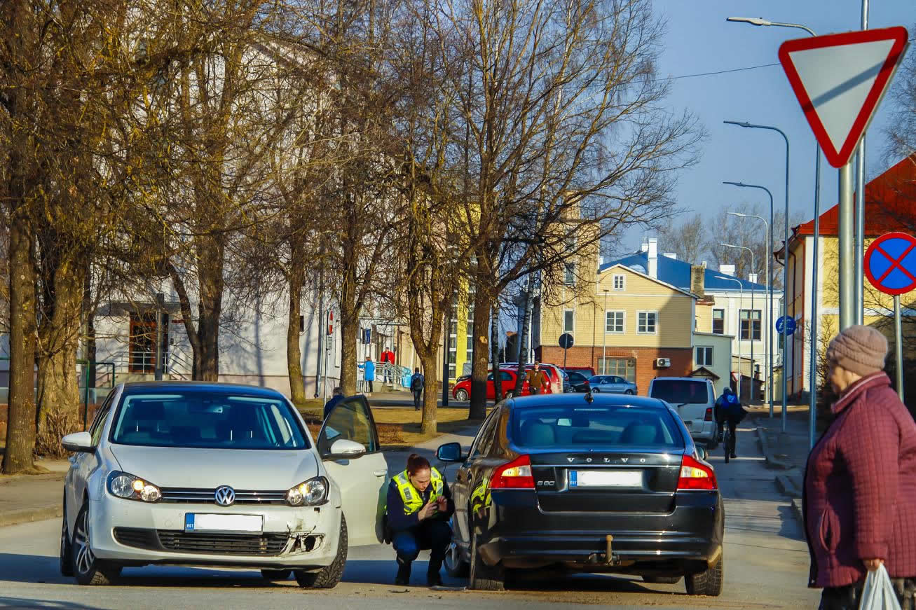 Volkswagen Golfi juhtinud keskealine naine ütles, et ristmikule sõitu segasid nii tee ääres parkivad sõidukid kui ka päike. Fotod: AIGAR NAGEL