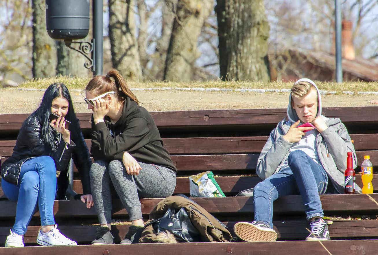 Julgemad võtsid eile Tamula rannas ülakeha paljaks või itsitasid oma nutitelefonidega niisama. FOTOD: Aigar Nagel