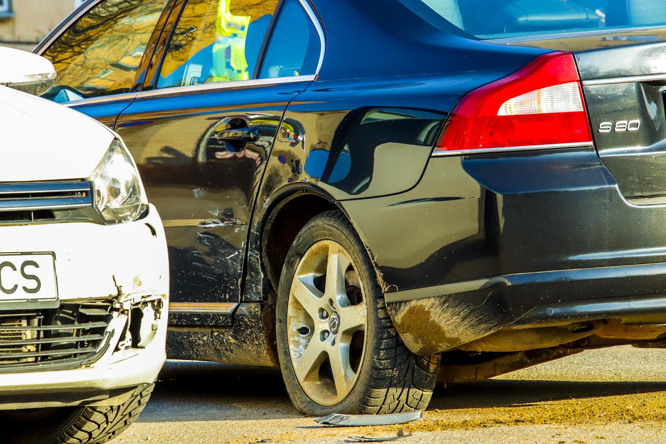 Volkswagen Golfi juhtinud keskealine naine ütles, et ristmikule sõitu segasid nii tee ääres parkivad sõidukid kui ka päike. Fotod: AIGAR NAGEL