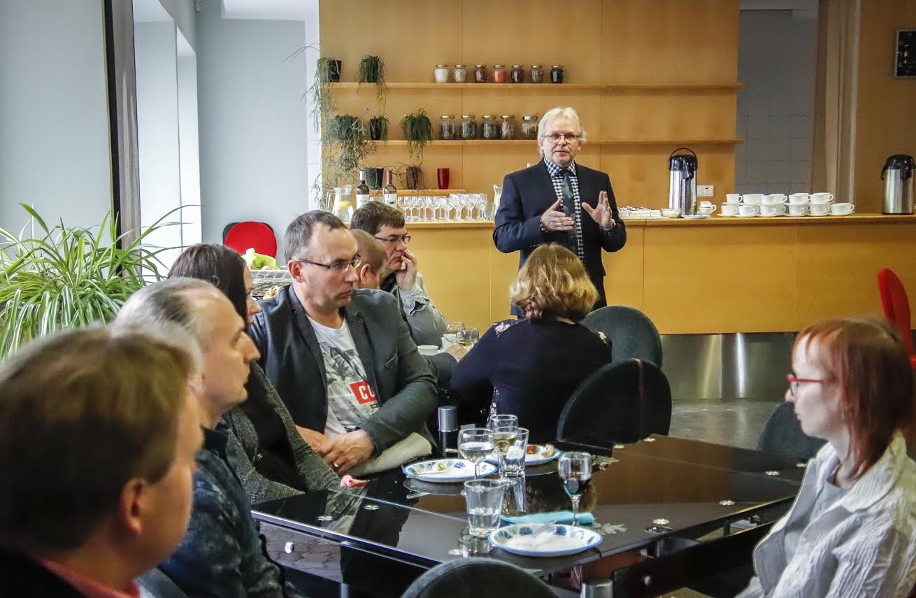 Teisipäeva õhtul kutsus Võru Kannel oma koostööpartnerid külla, et rääkida sellest, mis tehtud ning tutvustada, mis alles ees. Taamal SA Võru Kannel juhatuse liige Heiki Kelp õhtut sisse juhatamas. Foto: AIGAR NAGEL