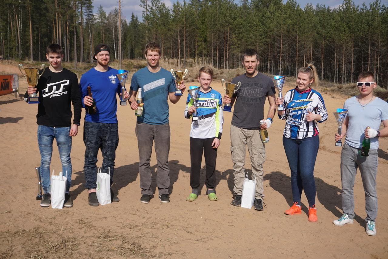 Eesti meistri- ja karikavõistluste esimesel etapil Vilaski kestvuskrossil ajalugu teinud Sõmerpalu motoklubi kihutajad. Vasakult: Jan Jakobson (E2 1. koht ja üldarvestuses 1. koht), Elary Talu (E3 1. koht), Martin Leok (enduuro 1. koht), Mikk Kallion (85cc 1. koht), Aigar Leok (E1 1. koht), Kris Jalas (naised, 1. koht), Kevin Mõts (hobi D 1. koht).