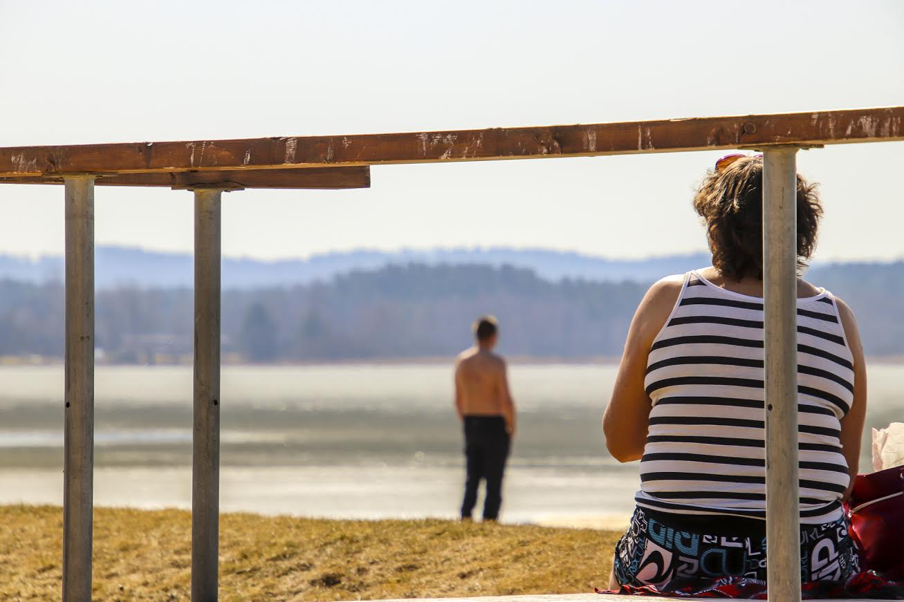 Julgemad võtsid eile Tamula rannas ülakeha paljaks või itsitasid oma nutitelefonidega niisama. FOTOD: Aigar Nagel