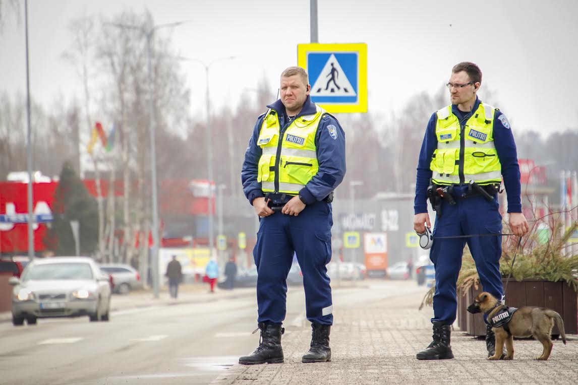 5. aprillil on üle-eestiline mobiilivaba päev. Kampaania „Kui juhid, siis juhi” raames tabasid Kagu politseijaoskonna patrullpolitseinikud Tarvo Nõgesmäe (pildil vasakul) ja Maido Mustimets (pildil paremal koeraga) varaste hommikutundide ajal kaheksa sõidukijuhti, kes tegelesid sõidu ajal kõrvaliste tegevustega. FOTOD: Aigar Nagel